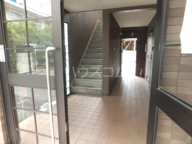 16/23 エントランス