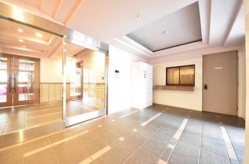 19/27 エントランス