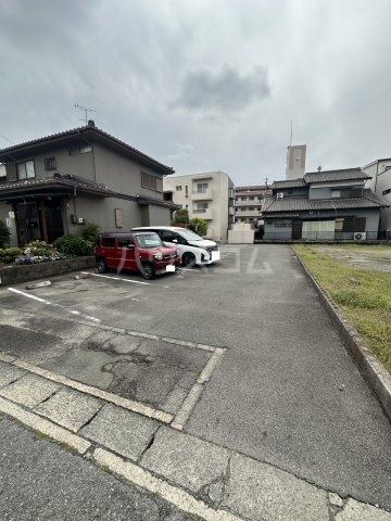 18/27 駐車場