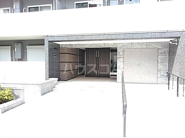 23/27 エントランス