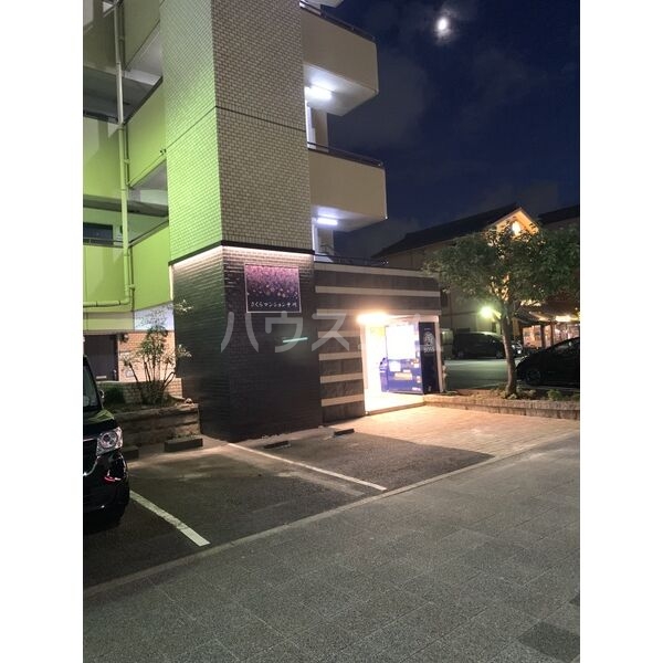 18/28 エントランス