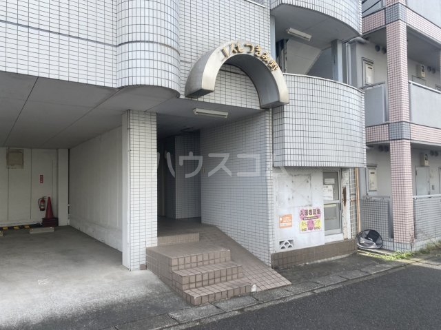 28/30 エントランス