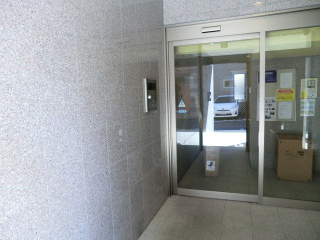 24/30 エントランス