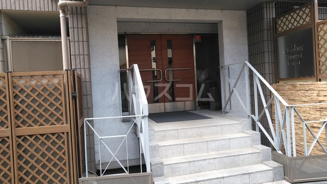 26/30 エントランス