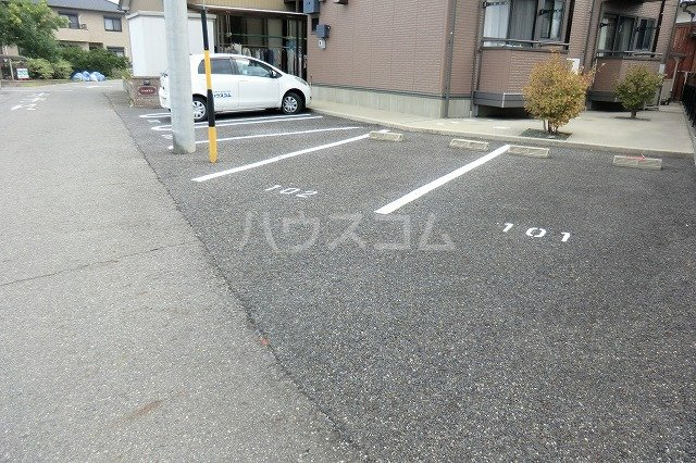 22/28 駐車場