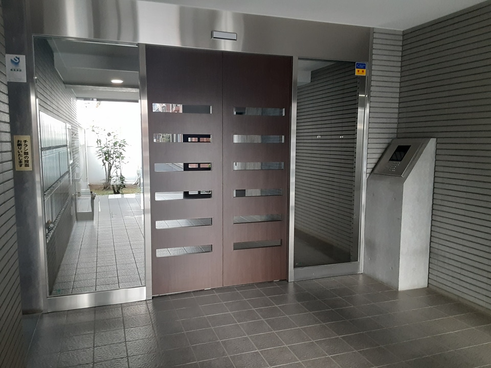 24/30 エントランス