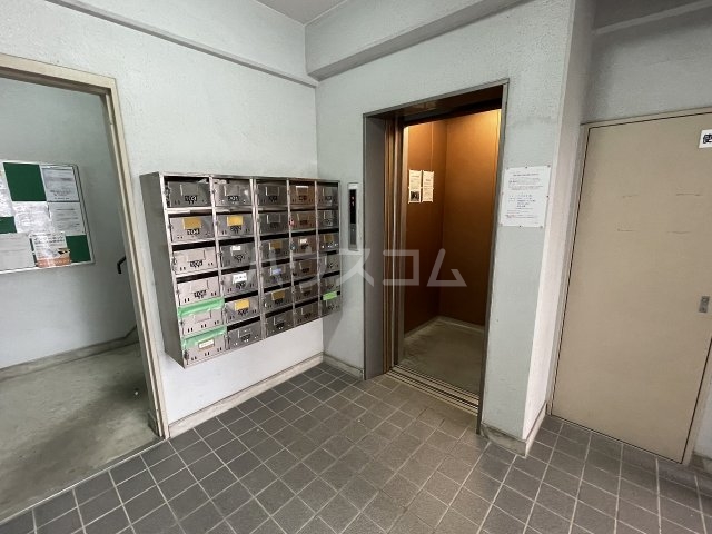 20/21 エントランス