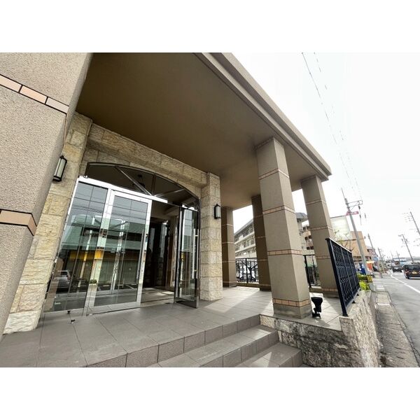 16/19 エントランス