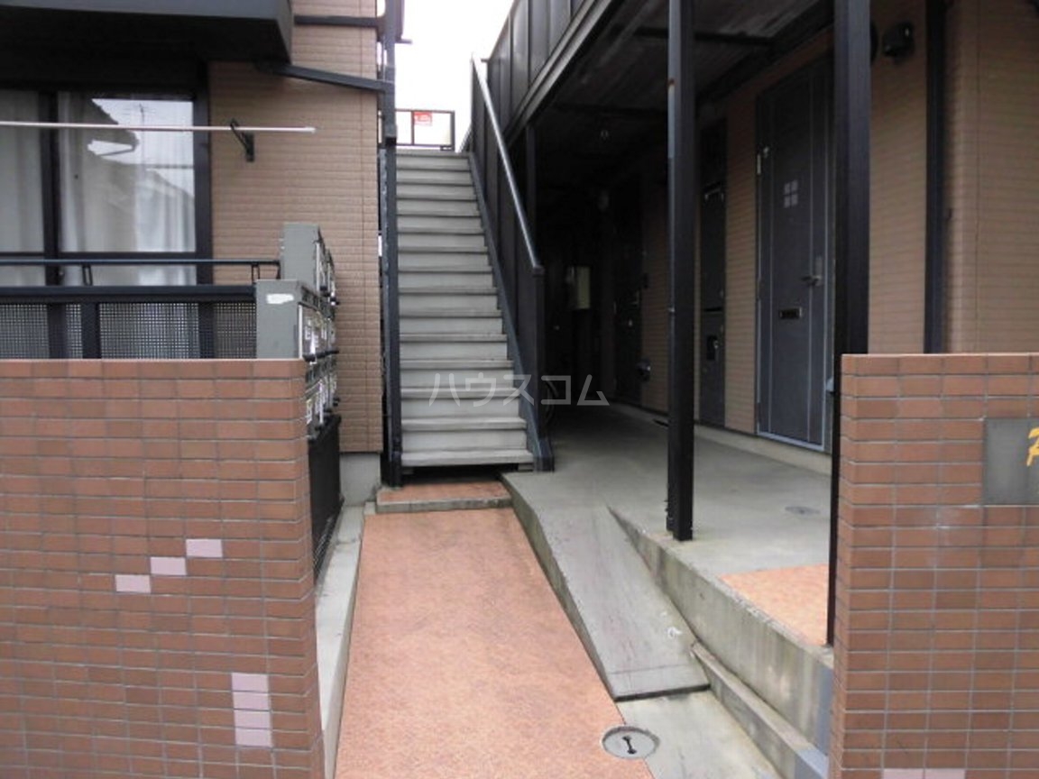 18/27 エントランス