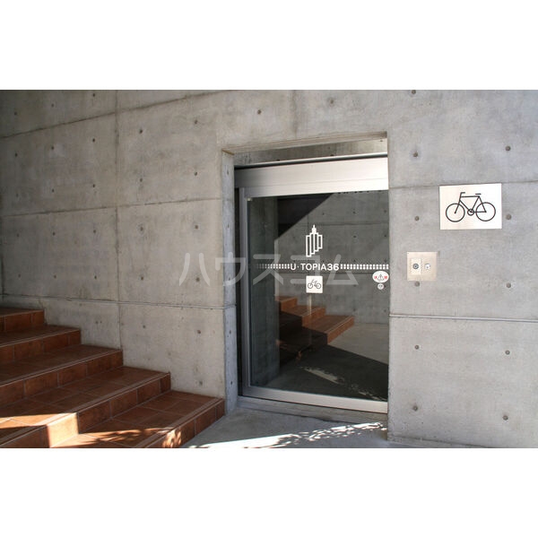 18/21 エントランス