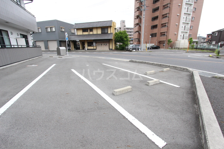 18/27 駐車場