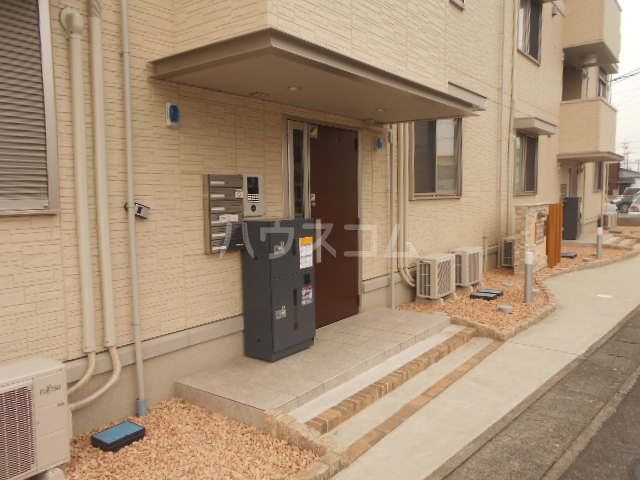 27/29 エントランス