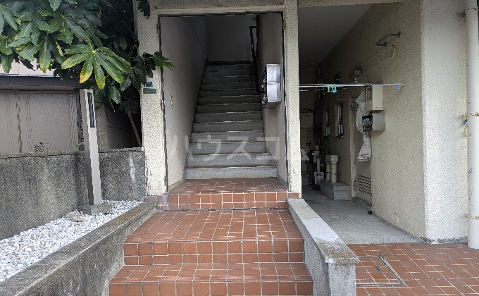 22/25 エントランス