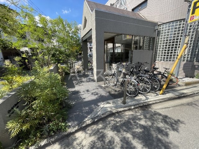 21/30 エントランス