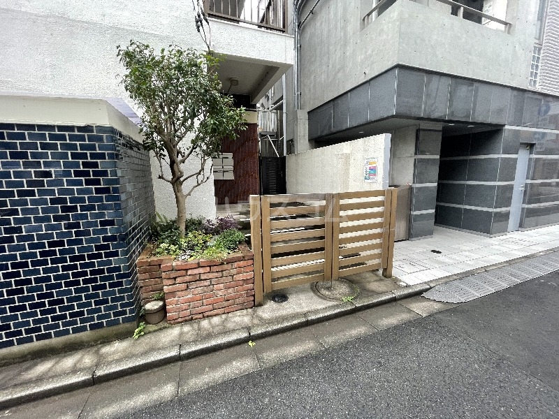 21/22 エントランス