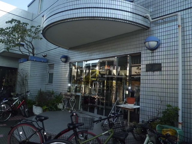 26/30 エントランス