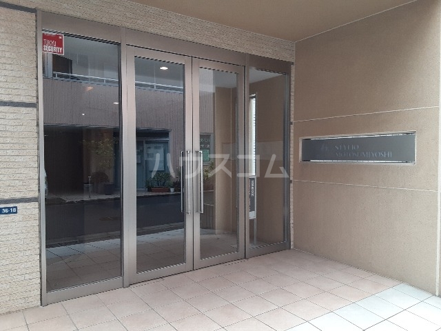 27/30 エントランス