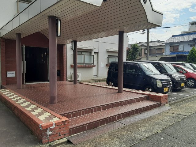 19/27 エントランス