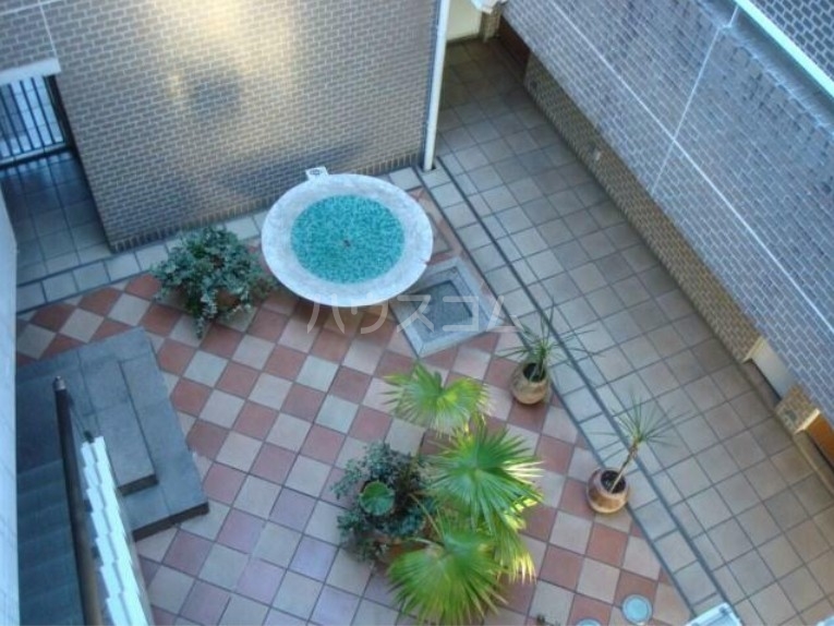 28/30 エントランス