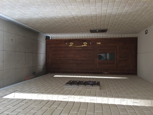 22/27 エントランス