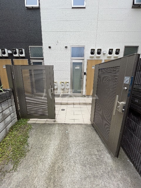 18/28 エントランス