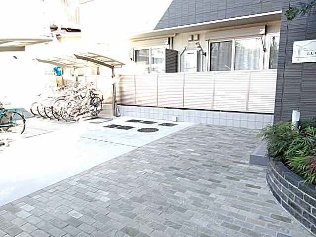 23/28 エントランス