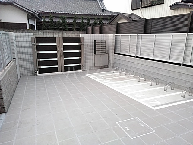 27/30 エントランス