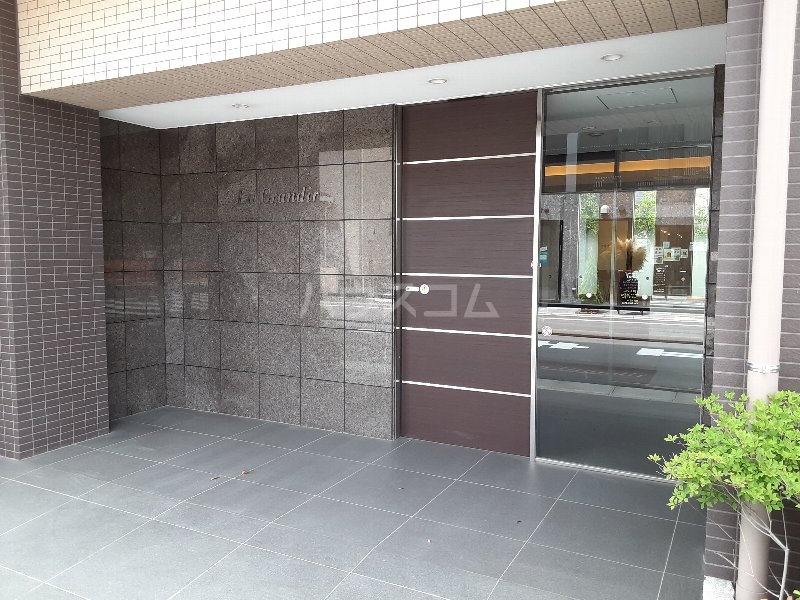 27/30 エントランス