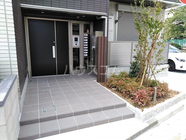 27/30 エントランス