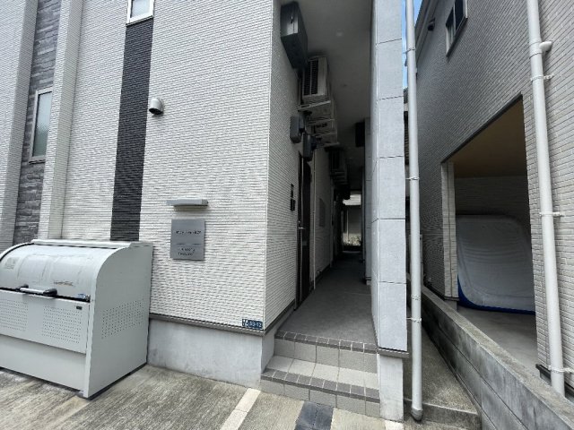 24/30 エントランス