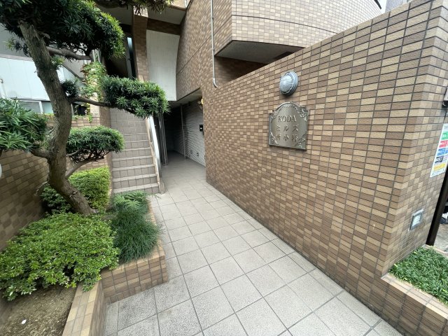 23/28 エントランス