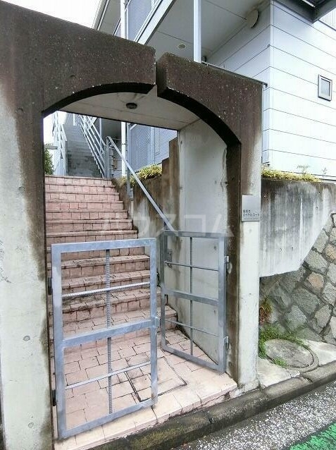 16/20 エントランス