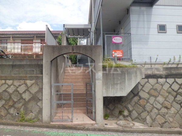 22/27 エントランス