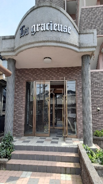 23/30 エントランス