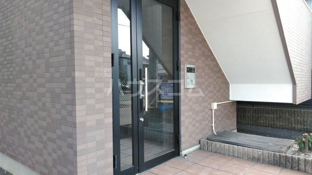 28/30 エントランス