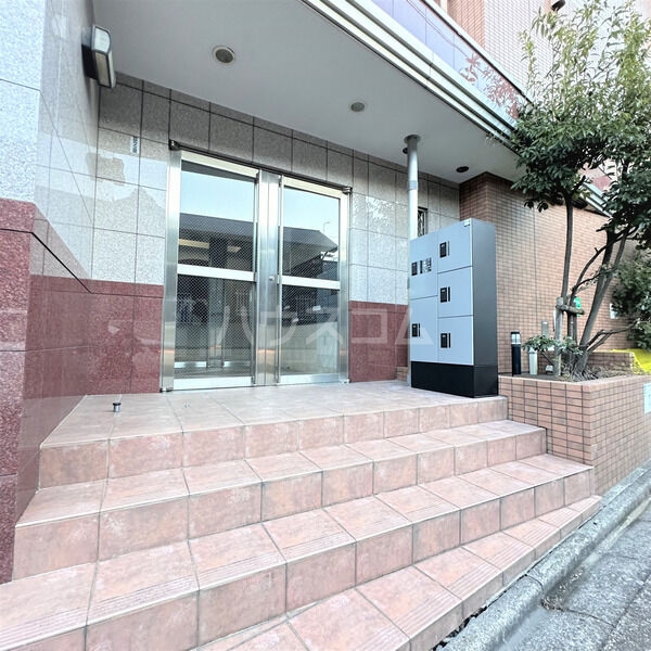 18/27 エントランス