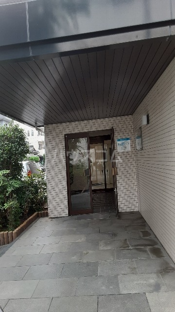 27/30 エントランス