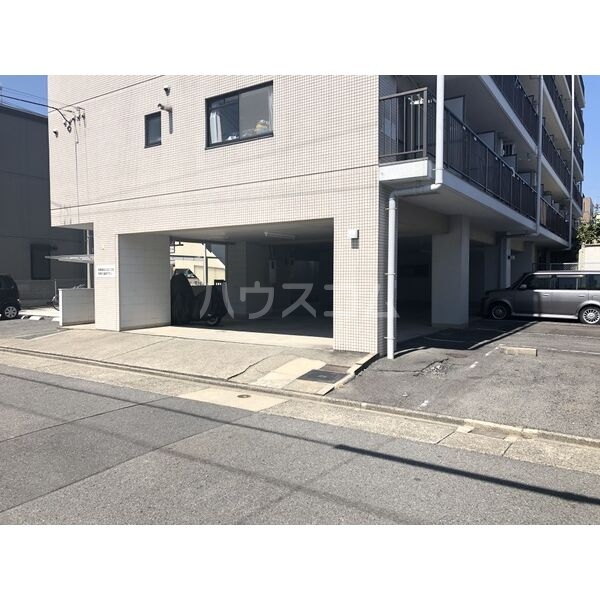 27/30 駐車場