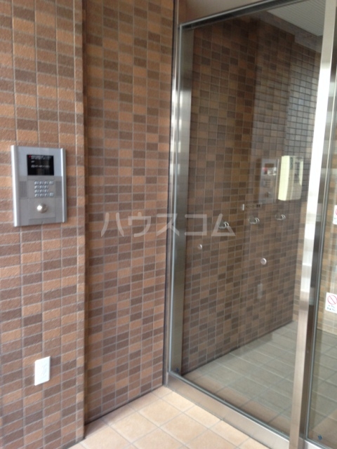 22/28 エントランス