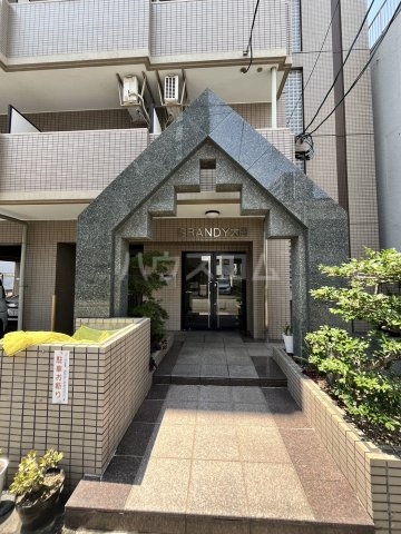 27/30 エントランス