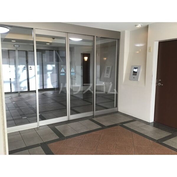 16/23 エントランス