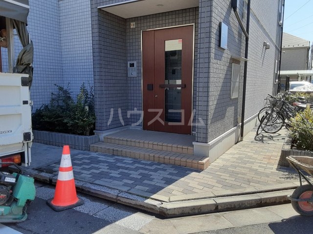 24/30 エントランス