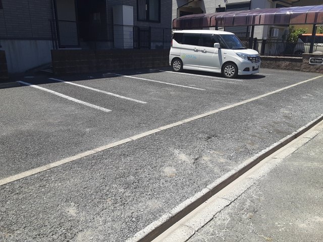 28/30 駐車場