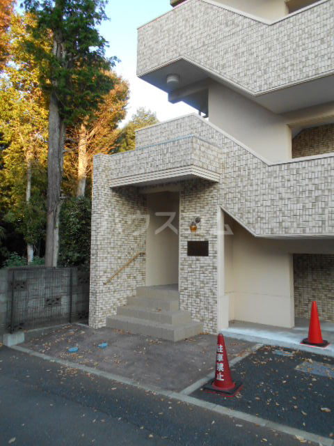 19/30 エントランス