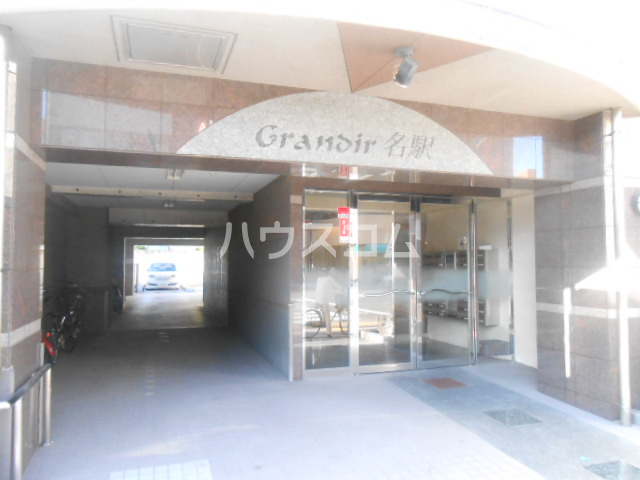 23/30 エントランス