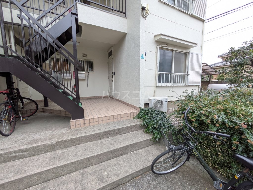 18/23 エントランス