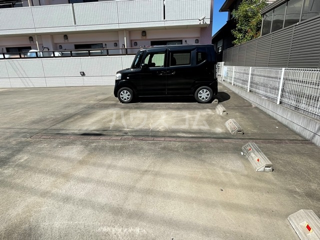 18/28 駐車場