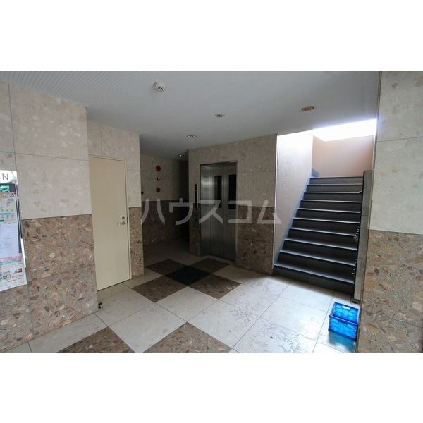 13/18 エントランス