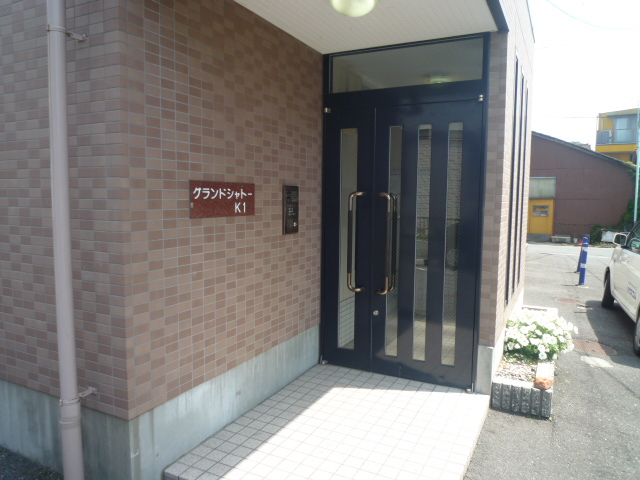 21/30 エントランス