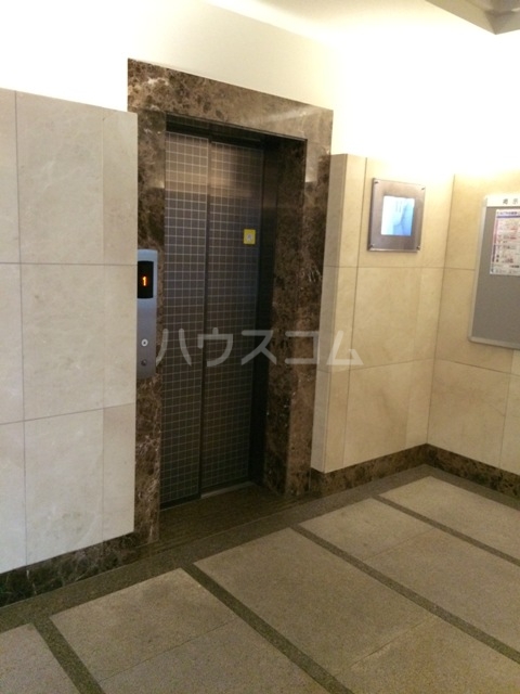 19/27 エントランス